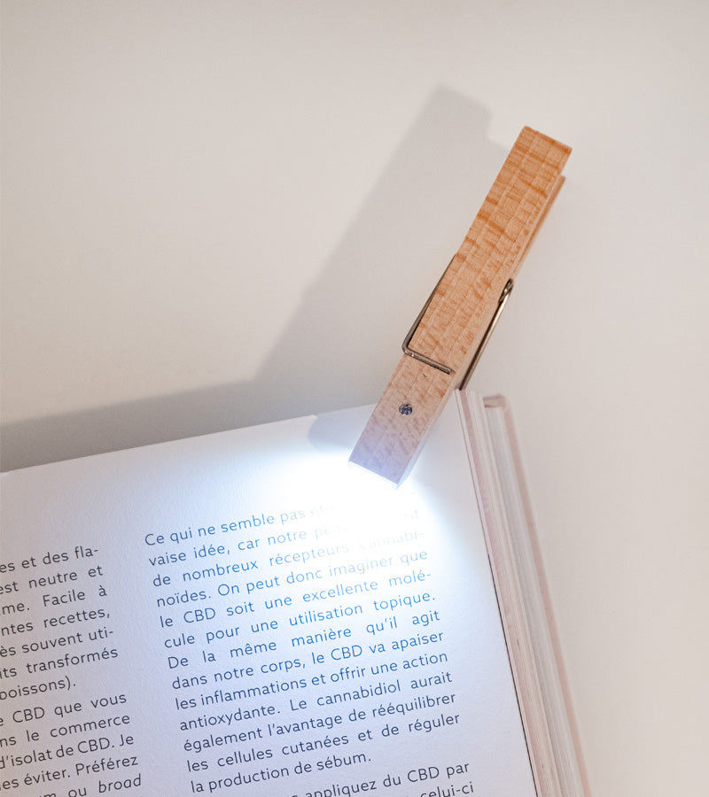 Lampe de lecture pince à linge LED - Kikkerland